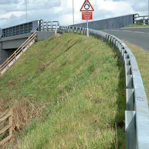 コンクリート製擁壁 / 強化地面 / 道路