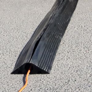 ケーブルはとめスピードバンプ