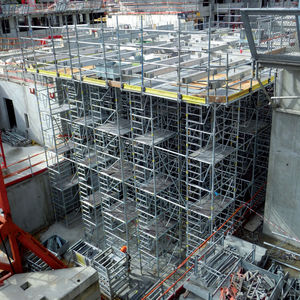 金属製足場 1