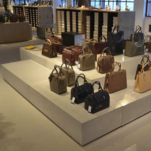 コンクリート製展示用ラック