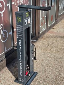 溶融亜鉛メッキ鋼製自転車修理ステーション 1