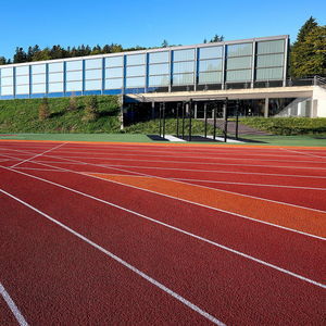 屋外用スポーツ施設用床材