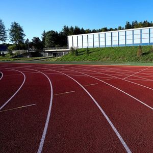 屋外用スポーツ施設用床材