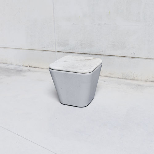 ミニマリストデザインスツール - SMOOTH: 593.S - SIT Urban Design - コンクリート製 / 中央脚 / 公共スぺース用