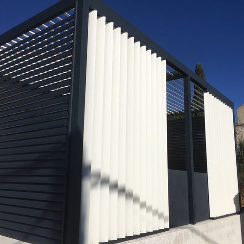 独立型パーゴラ - FAÇADE LAMES VERTICALES ORIENTABLES - AXIUM solutions aluminium - アルミニウム / モバイルスラット / 日焼け防止付き