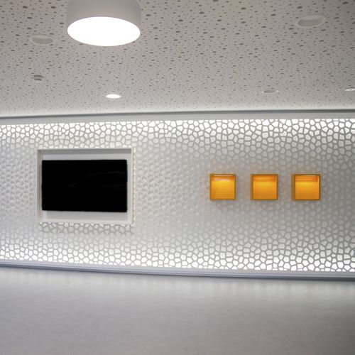 壁取り付け式装飾パネル - ENBW ELLWANGEN - Bruag Design Factory AG - バックライト / MDF / 穴あき