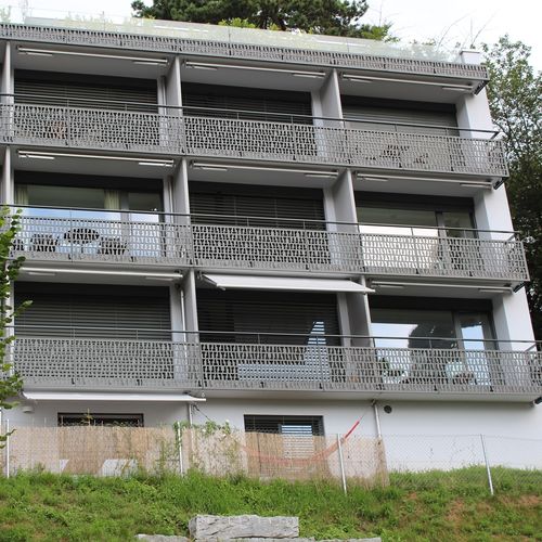 ウッドファイバー製手すり - FORMBOARD TOP PINE - MULTI FAMILY HOUSE TIGERBERG - Bruag Design Factory AG - パネル付き / 屋外用 / バルコニー用