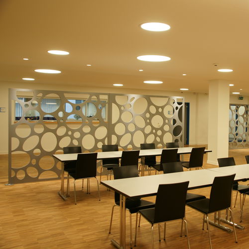 間仕切壁用装飾パネル - ABZ AM GÜTSCH CAFETERIA - Bruag Design Factory AG - MDF / 穴あき