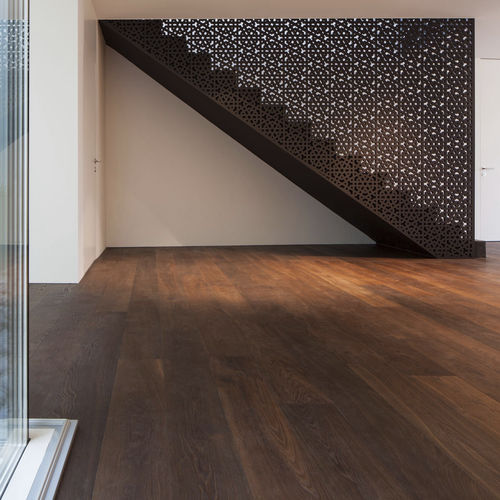 木製手すり - SINGLE FAMILY HOUSE MUTTENZ - Bruag Design Factory AG - パネル付き / 屋内用 / 階段用
