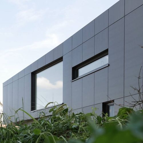 パネルサイディング - CELLON - EFH OEHNINGEN - Bruag Design Factory AG - 複合素材 / HPL / 滑らかな仕上げ