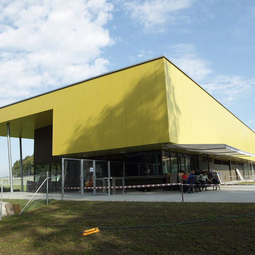 通気ファサード用サイディング - FORMBOARD TOP PINE - SPORTS COMPLEX PÖSCHENRIET NEFTENBACH - Bruag Design Factory AG - パネル / ウッドファイバー製 / 滑らかな仕上げ