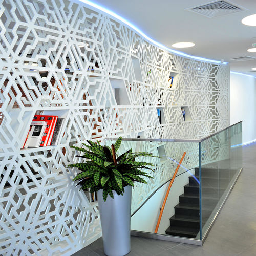 間仕切壁用装飾パネル - SWISS EMBASSY ABU DHABI - Bruag Design Factory AG - MDF / 穴あき