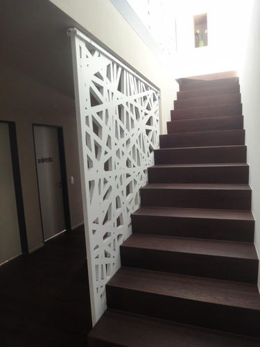 MDF手すり - SINGLE FAMILIY HOUSE VOLKETSWIL - Bruag Design Factory AG - パネル付き / 屋内用 / 階段用