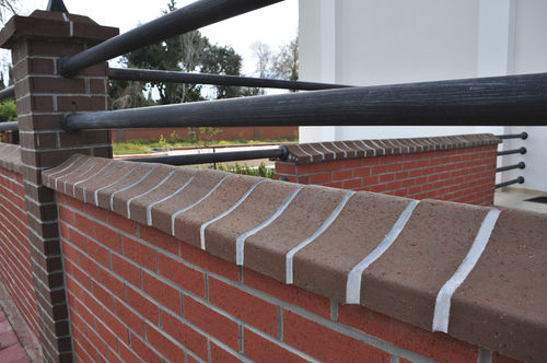 壁取り付け式煉瓦 - SADDLEBACK COPING : HE - Isiklar Building Materials Inc. - 特殊 / ホロー / 赤
