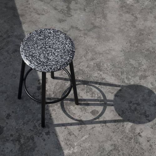 現代風バー用腰掛け - PING - BENTU DESIGN - コンクリート製 / 黒色 / 白色