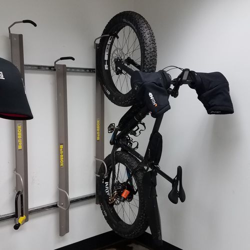 壁取り付け式バイクラック - WRK - Madrax - 縦型 / 屋内用 / 溶融亜鉛メッキ鋼製