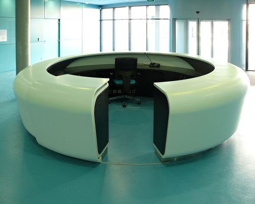 半円形受付カウンター - WHITEOVAL - AMOS DESIGN - コーリアン®製
