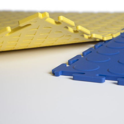 PVC床材 - R-TILE™ STUDDED INTERLOCKING - R-Tek Manufacturing - 屋内用 / プレイグランド用 / 第三次産業用