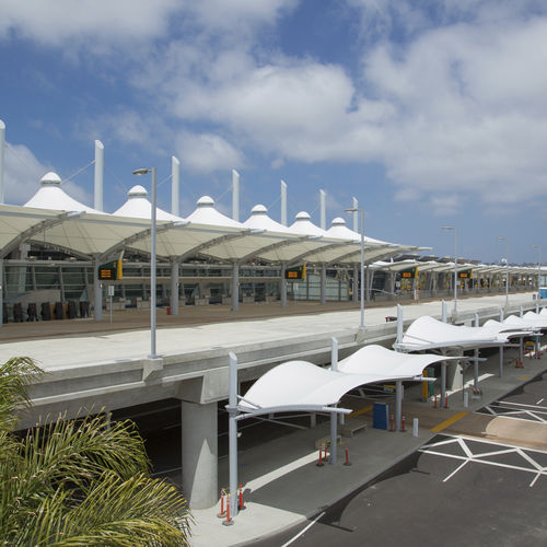 PTFE建築用膜材 - SAN DIEGO INTERNATIONAL AIRPORT SMART CURB PAVILION - FabriTec Structures - 張力構造用 / 公共スペース用 / マルキーズチェア用