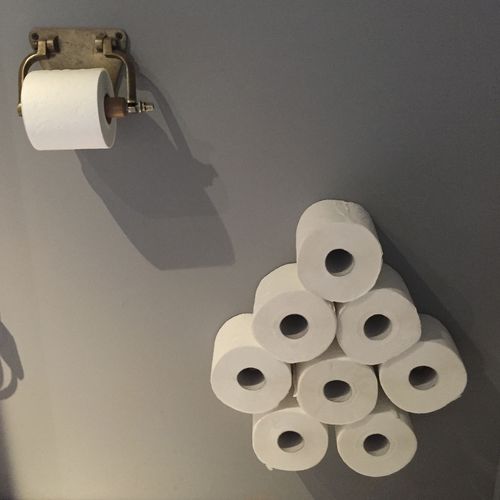 壁取り付け式トイレットロール紙保持具 - RH4 - RAUMGESTALT - 木製 / 家庭用