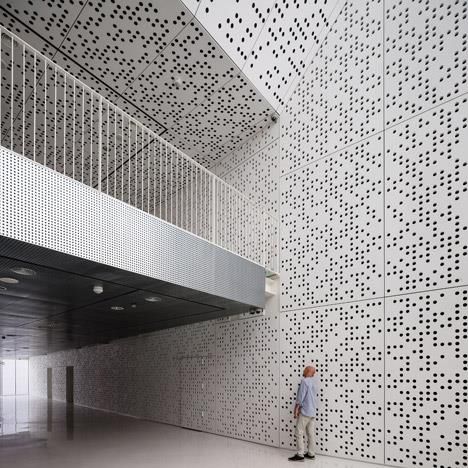 壁取り付け式装飾パネル - Shanhe aluminum building material co.,ltd - アルミニウム製 / 穴あき