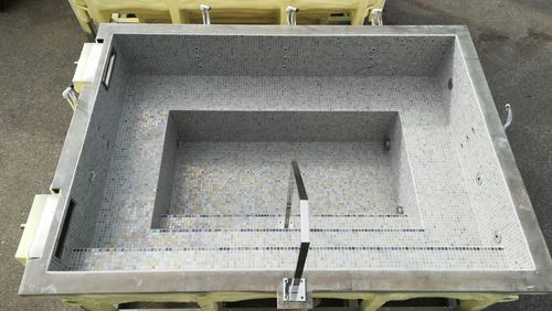 ビルトイン式ジャグジー - ADMIRAL - Tilestone Pools one piece tiled pools - 正方形 / 複数人 / 屋外用