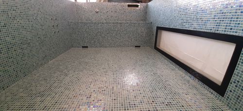 ビルトイン式ジャグジー - Tilestone Pools one piece tiled pools - その他の形状 / 複数人 / 複合素材