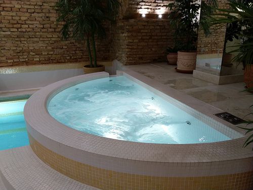 地上ジャグジー - Tilestone Pools one piece tiled pools - 半円形 / 複数人 / 屋内用