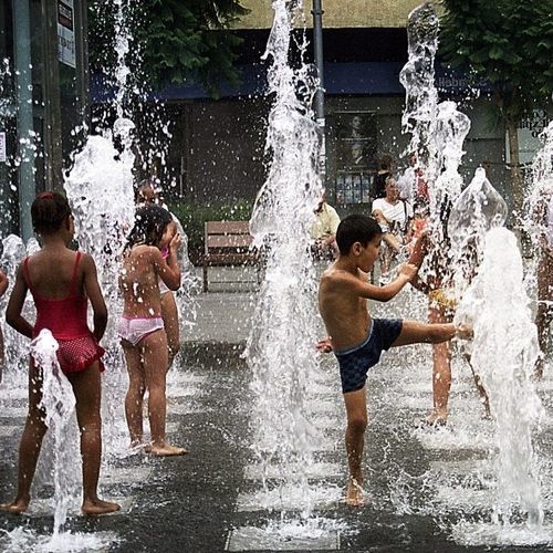 スイミングプールの噴水、長方形の滝のプール、庭の滝のプールの 