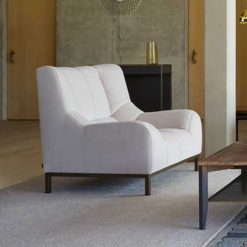 現代風アームチェア - PHILEAS - Ligne Roset - 革製 / ポリウレタン フォーム製 / 布製