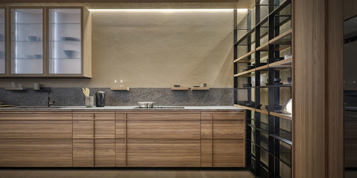 現代風キッチン - ARCHIGRAPHICA - VALCUCINE - ウォールナット / 一体型取っ手付き / 茶色