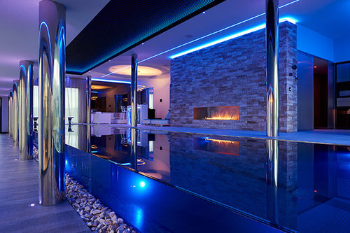 オーバーフロー式プール - COULOIR DE NAGE A PAROI DE VERRE DE NUIT TOULOUSE - PISCINES CARRE BLEU - 規定航路 / オーダーメイド / 屋内用