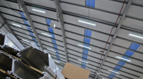 吊り下げ式照明器具 - SOLOW - Thorlux Lighting / F.W. Thorpe PLC - LED / 直線型 / アルミ押出形材