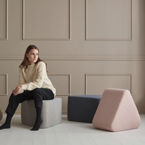 現代風プーフ - TRIANGULAR - Innovation Randers a/s - 布製 / 革製 / 三角形