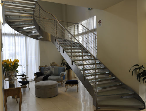 らせん階段 - NAUTILUS GLASS SILVER INOX - ITALIAN FASHION STAIRS - U字型 / ガラス製ステップ / ステンレス鋼フレーム