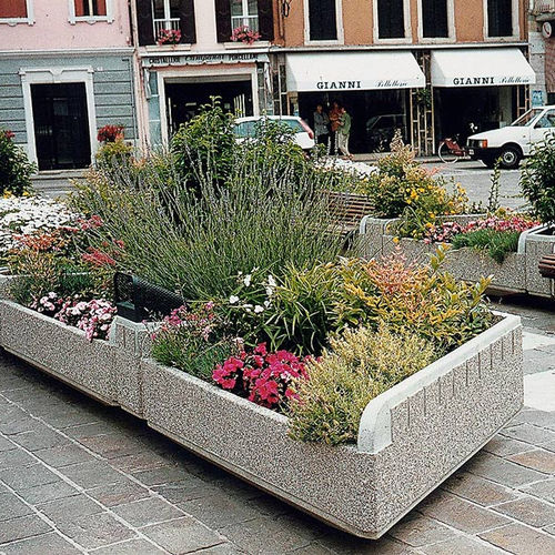 コンクリート製プランター - PYRAMID - Euroform K. Winkler GmbH - 三角形 / ベンチ付き植木鉢 / 現代風