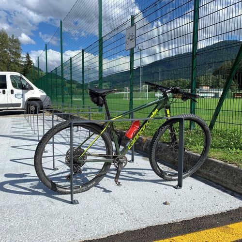 床置きバイクラック - LINEASOSTA LIGHT - Euroform K. Winkler GmbH - 公共スぺース用 / 溶融亜鉛メッキ鋼製 / 木製