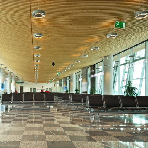 木製仮天井 - JOŽE PUČNIK AIRPORT - Riko Hiše - タイル / 湾曲