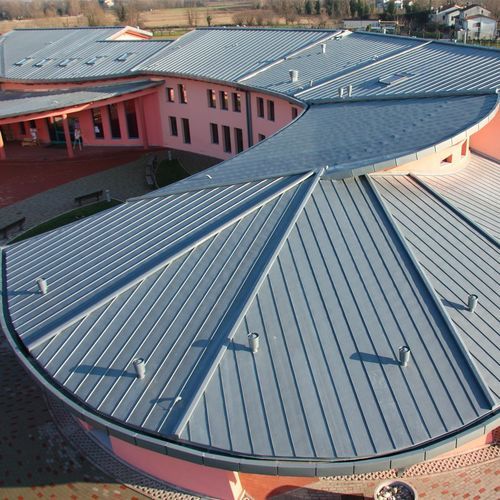 平屋根 - NOVALIS SCHOOL, CONEGLIANO - ZINTEK - 銅製 / チタン亜鉛 / 金属風