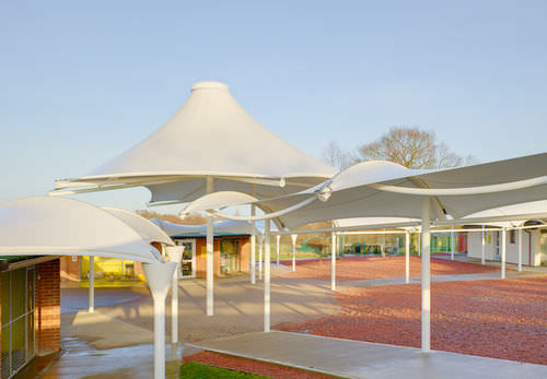 雨よけ張力構造 - DOGS TRUST - Fabric Architecture - 金属製骨組み / PVC製メンブレン