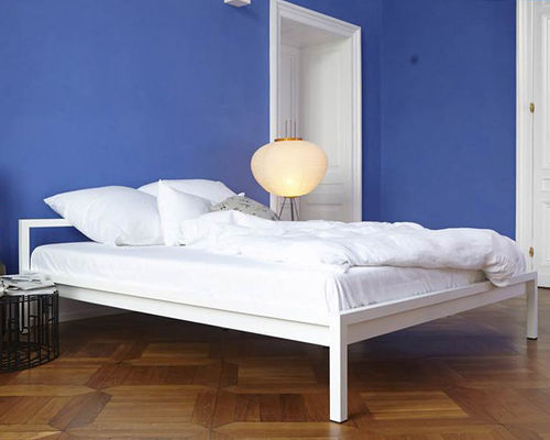ダブルベッド - PURE - Hans Hansen Furniture - 現代風 / ヘッドボード付き / 粉体塗装スチール製