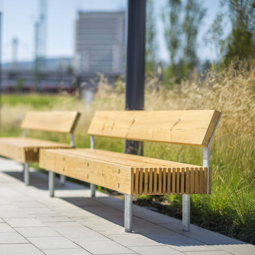 現代風公共ベンチ - WOODY - mmcité street furniture - ハード ウッド製 / マツ製 / 溶融亜鉛メッキ鋼製