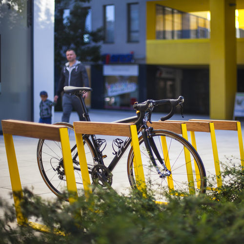 床置きバイクラック - BIKEBLOCQ - mmcité street furniture - 公共スぺース用 / 溶融亜鉛メッキ鋼製 / 木製