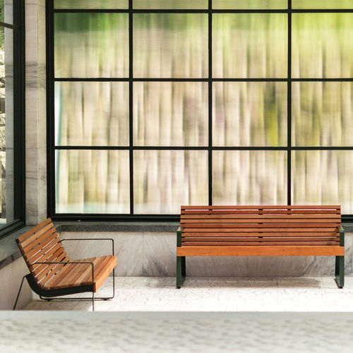 現代風公共ベンチ - PREVA URBANA - mmcité street furniture - 無垢材 / 溶融亜鉛メッキ鋼製 / 背もたれ付き