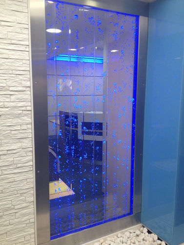 バックライト付き気泡壁 - AGENCE BANCAIRE MARITIME QUIMPER - Espace d'eau France