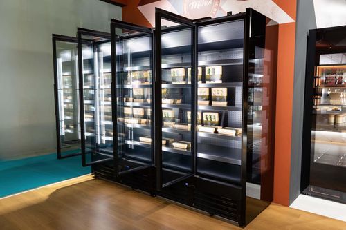 壁取り付け式冷蔵陳列ケース - OSLO - Frigomeccanica - 店用 / 黒色 / 開き戸付き