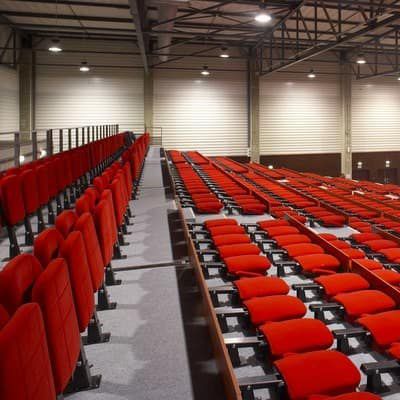 伸縮自在階段席 - DOUBLE ROW BLEACHER - MASTER INDUSTRIE - 格納式 / 収納可能肘掛け椅子搭載 / 自動