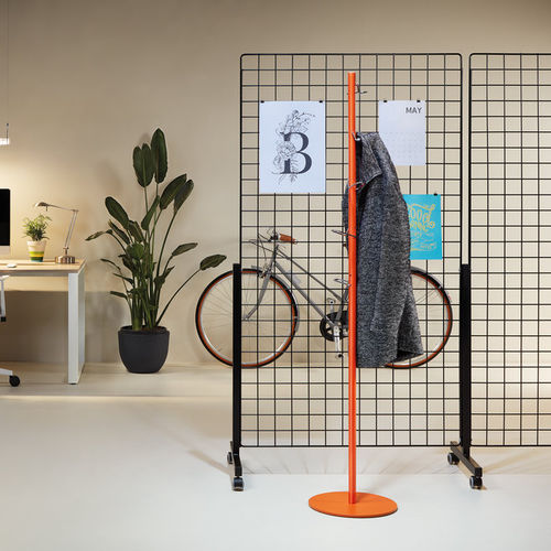 床置きコートかけ - BOLOGNA - Made Design Barcelona - 現代風 / クロムスチール製 / 木材