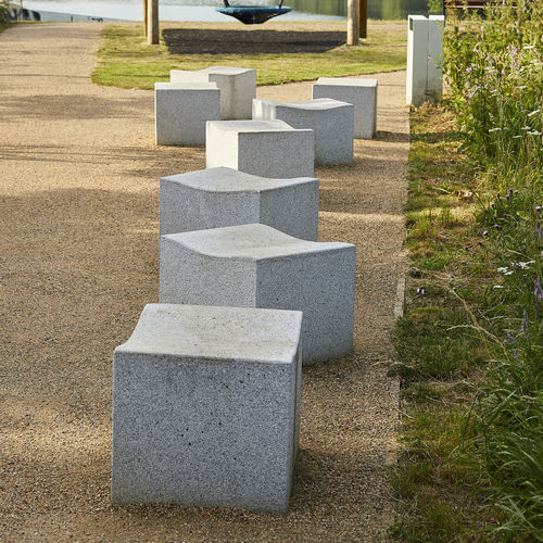 現代風スツール - SERPENTINE - Factory Street Furniture - 花崗岩 / 中央脚 / 公共スぺース用