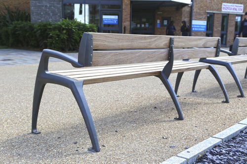 現代風公共ベンチ - MANTIS - Factory Street Furniture - 木製 / 鋳造アルミニウム製 / 背もたれ付き
